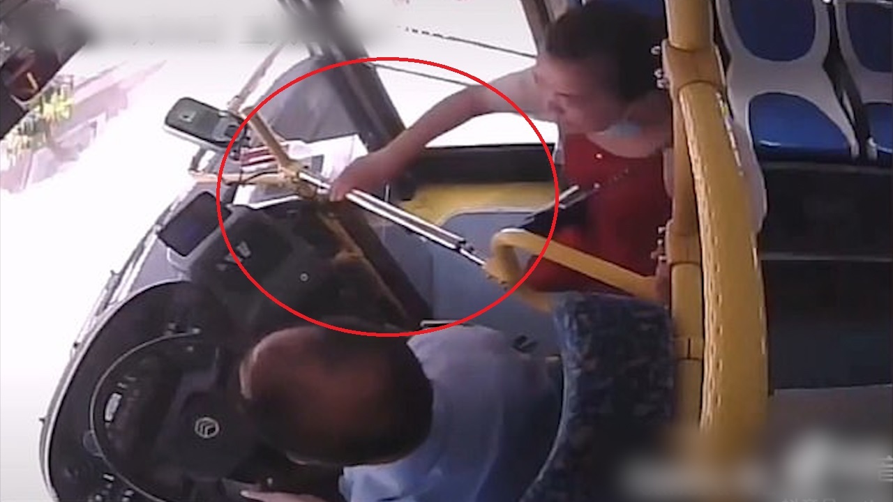 Hanh khach giat vo lang tai xe xe buyt vi bo lo tram dung hinh anh