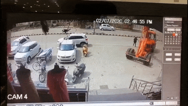 Can cau gay, may phat dien roi tu noc toa nha o An Do hinh anh