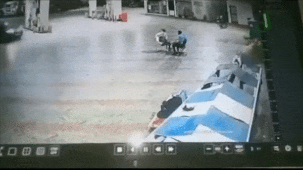 Tai xe say xin lai oto dam vao tram xang o An Do hinh anh