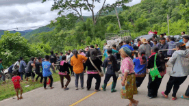 Nguoi dan hop suc keo xe roi xuong doc nui o Thai Lan hinh anh