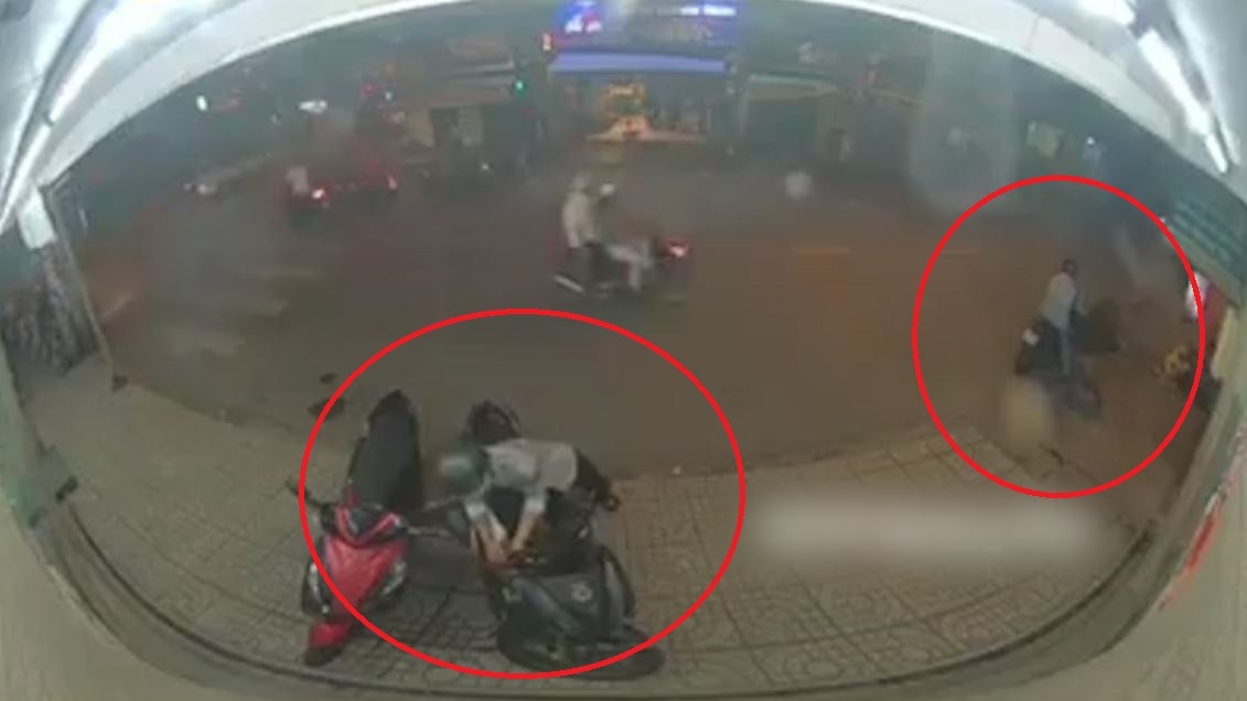 Ke gian be khoa trom xe may do ven duong hinh anh