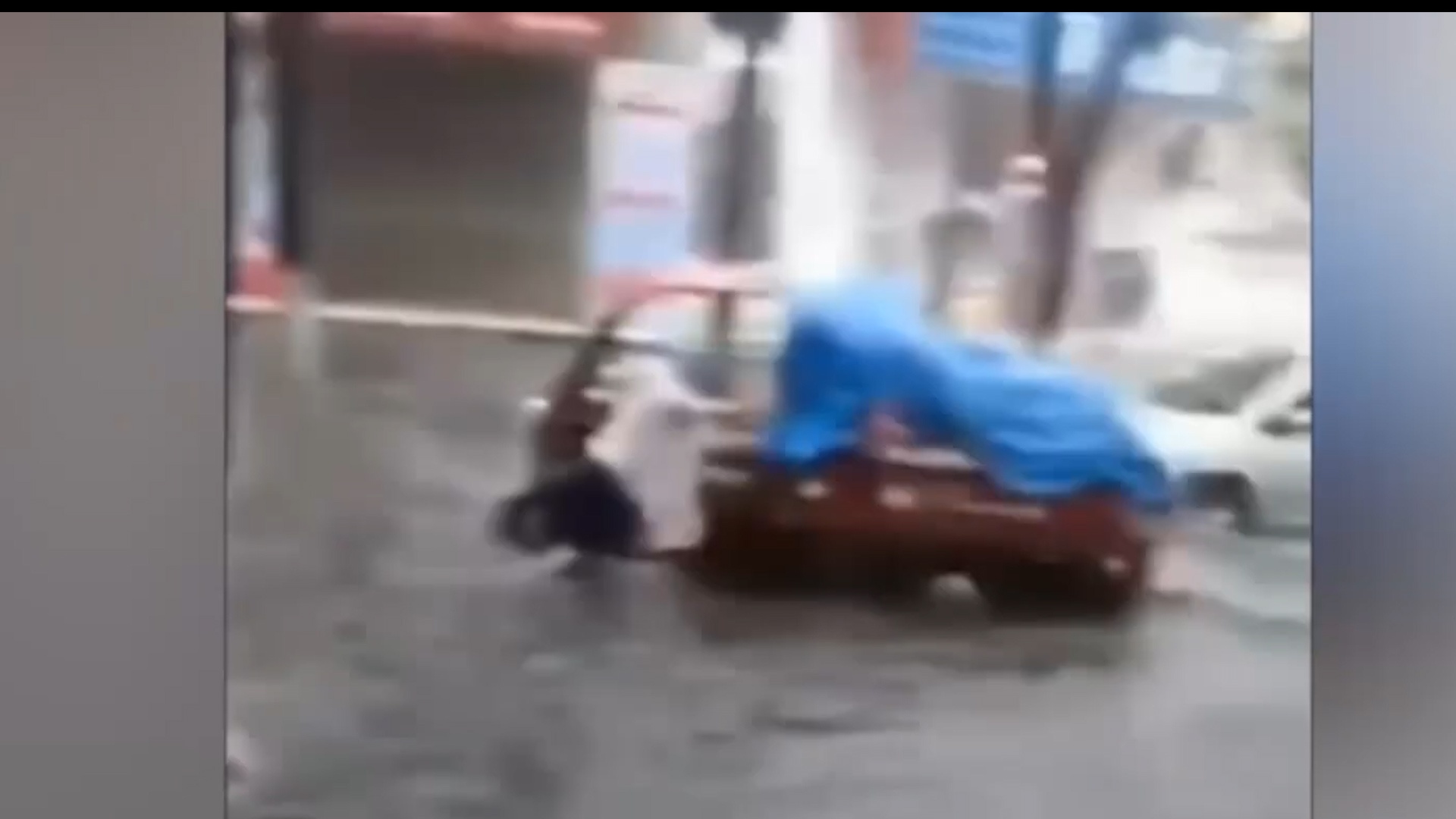 Shipper duoc tang gan 1.300 USD vi giao hang trong mua lu o Trung Quoc hinh anh