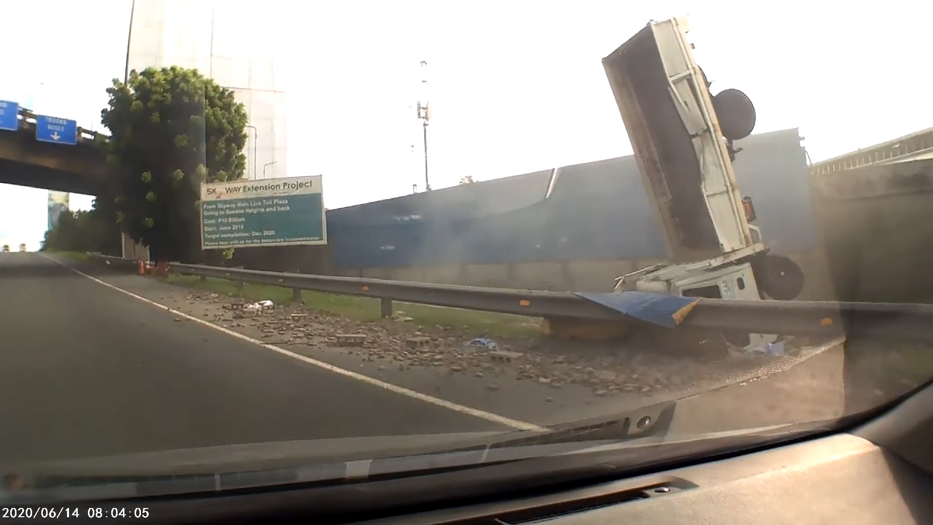 Xe tai lat ngua sau khi dam vao rao chan o Philippines hinh anh