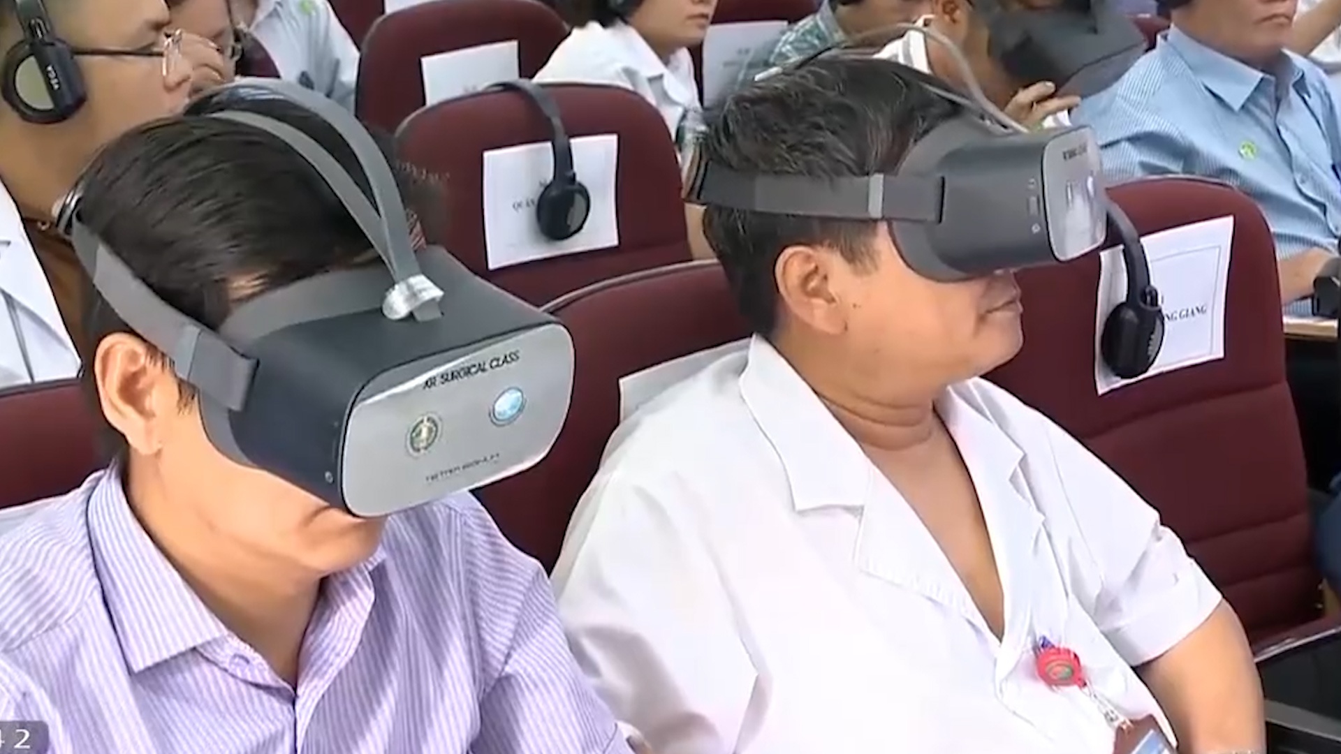 Dao tao phau thuat truc tuyen qua kinh thuc te ao hinh anh