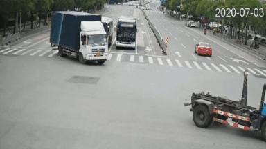 Xe tai quen dong thung hang lam roi 1.800 hop ruou ra duong hinh anh