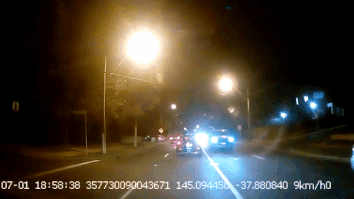 Oto quay dau khong quan sat tong vao xe ban tai di nguoc chieu hinh anh