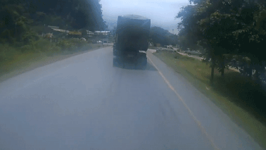 Xe tai suyt lat sau khi danh lai tranh xe may cat ngang duong hinh anh