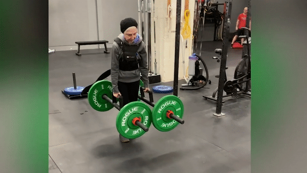 Cu ba 73 tuoi dam me tap the hinh o My hinh anh