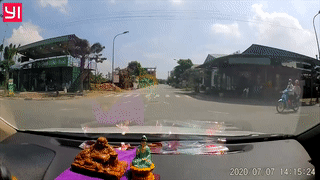 Xe may tat dau oto o nga tu hinh anh