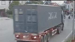 Oto container lao vao nha dan khi tranh xe may bang qua duong hinh anh