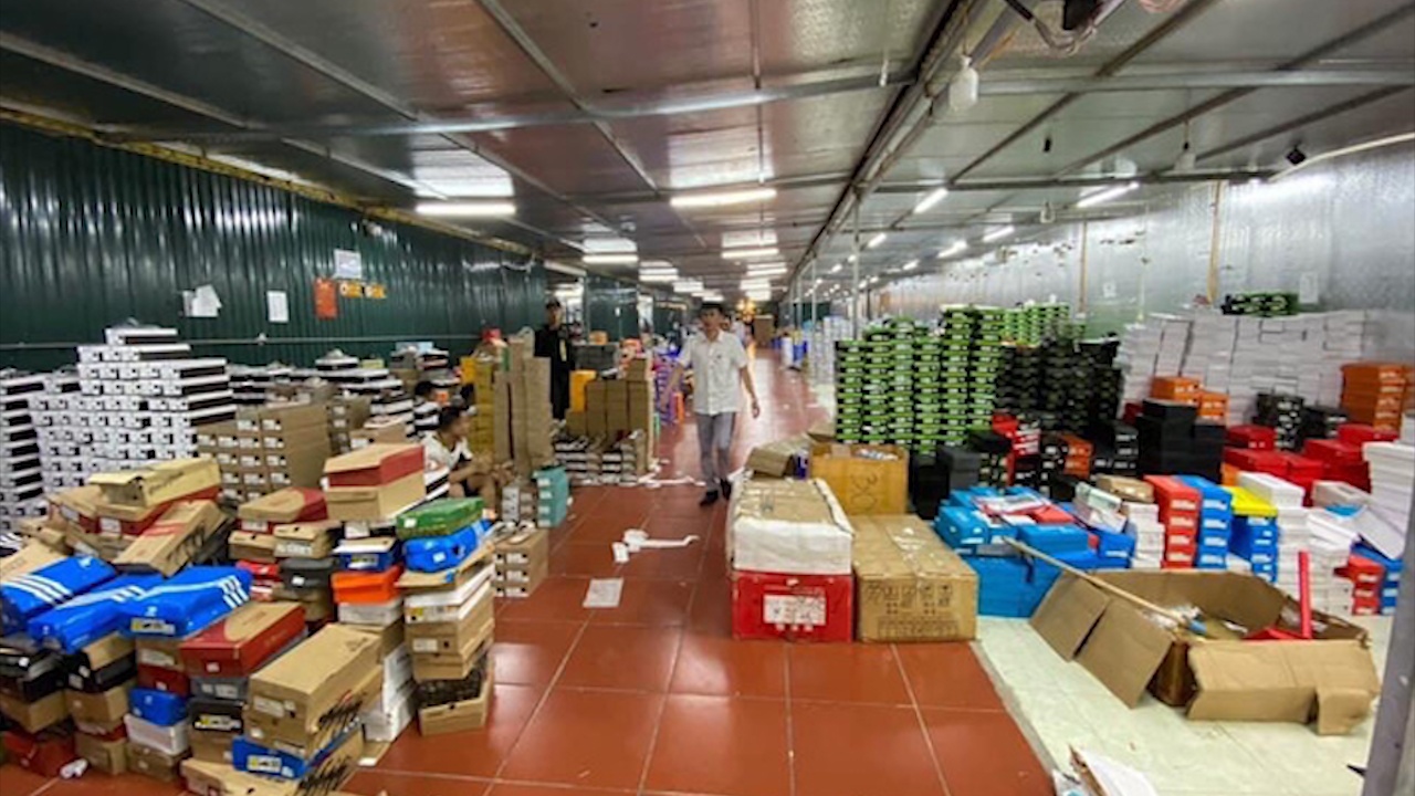 Kho hang lau hon 10.000 m2 tai Lao Cai bi bat hinh anh