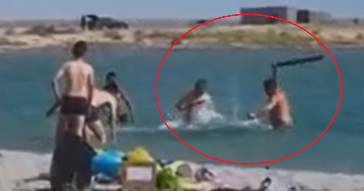 Du khach dung gay dap hai cau bat tinh de tao dang chup anh hinh anh