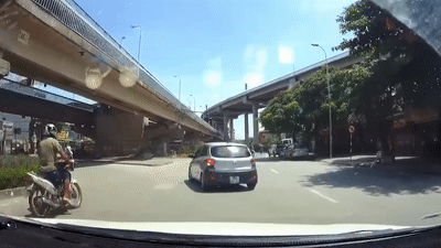 Oto chuyen huong bat ngo va cham voi xe may phong nhanh hinh anh