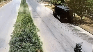 Xe may mat lai dam vao xe tai do ben duong hinh anh