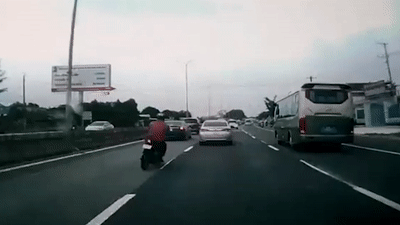 Xe may phong nhanh dam vao duoi oto hinh anh