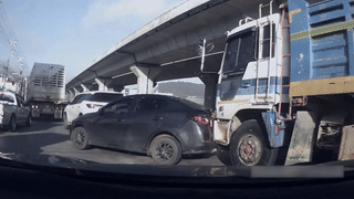 Xe tai huc tung 7 oto tren duong roi bo chay hinh anh