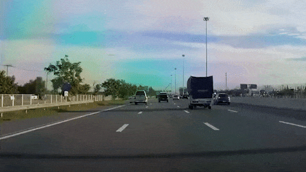 Oto phong nhanh mat kiem soat dam xe khac lao xuong ve co hinh anh