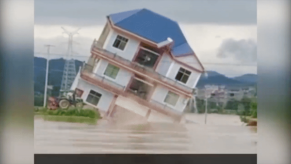 Khoanh khac ngoi nha do sap xuong song, 'mat hut' giua bien nuoc hinh anh