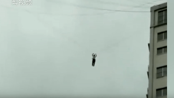 Khong tra tien phong, nguoi dan ong du day tu tang 20 de tau thoat hinh anh