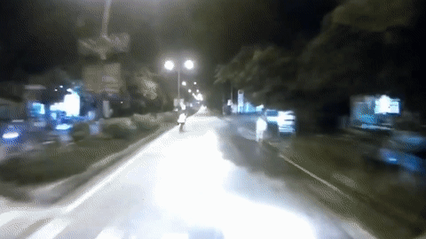 Xe dap chay giua duong suyt bi oto dam hinh anh