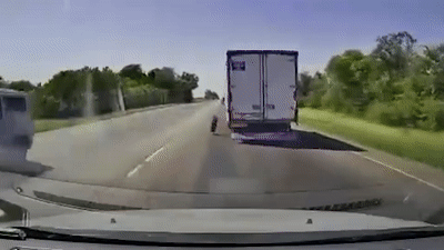 Xe tai roi lop khi dang chay gay tai nan cho oto di sau hinh anh