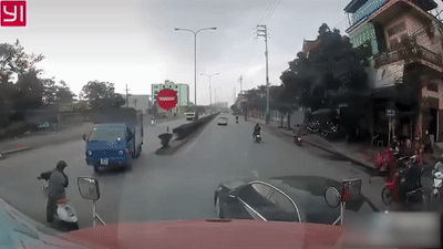 Vuot container khong dut khoat, xe con bi tong manh hinh anh