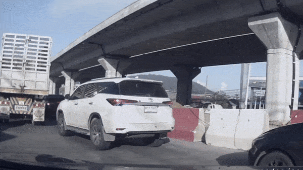 Gay tai nan khien 8 oto hu hong, xe tai bo chay khoi hien truong hinh anh