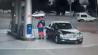 Tai xe voi cho oto di chuyen mac du voi bom xang chua kip lay ra hinh anh