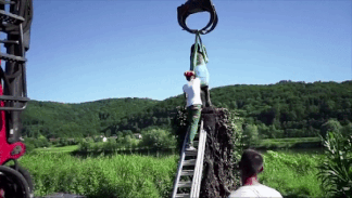 Buc tuong de nhat phu nhan Melania Trump duoc do di sau khi bi dot pha hinh anh