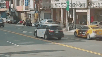 Taxi chay sat le dam vao oto do ven duong hinh anh