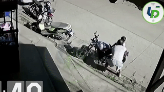 Xe ban tai mat lai lao vao xe may, bo kip thoi cuu con trai thoat nan hinh anh