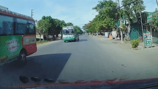 Co vuot xe buyt, tai xe xe may suyt bi oto nguoc chieu dam trung hinh anh