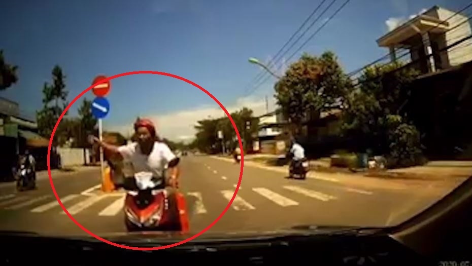 Xe may chay nguoc chieu chan duong di cua oto hinh anh