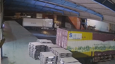 Thung container roi tu tren cao trung vao xe tai hinh anh