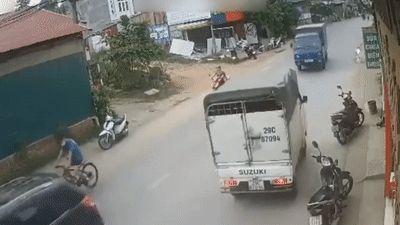 Xe tai mat lai dam xe khac gay tai nan lien hoan hinh anh