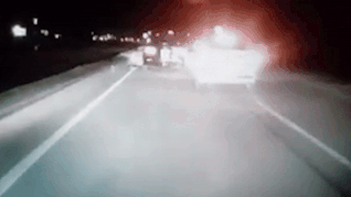 Oto vuot au, huc vang 2 xe may hinh anh