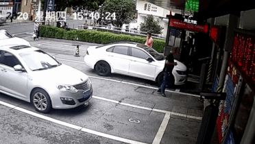 Oto roi tu do cao 10 m tai bai do xe thong minh hinh anh