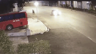 Oto dot ngot re sang duong tong nga xe may hinh anh