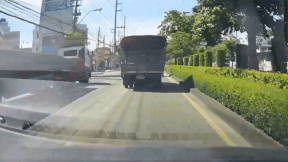 Xe tai dang chay lam roi lop gay nguy hiem cho oto phia sau hinh anh