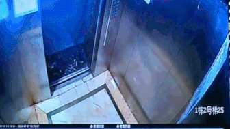 Nguoi dan ong Trung Quoc vo tu do rac vao thang may cua chung cu hinh anh