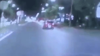 Oto dam vang nu cong nhan dang don ve sinh tren quoc lo hinh anh