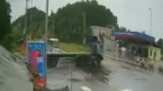 Oto khach dam vao xe container dang bang qua duong hinh anh