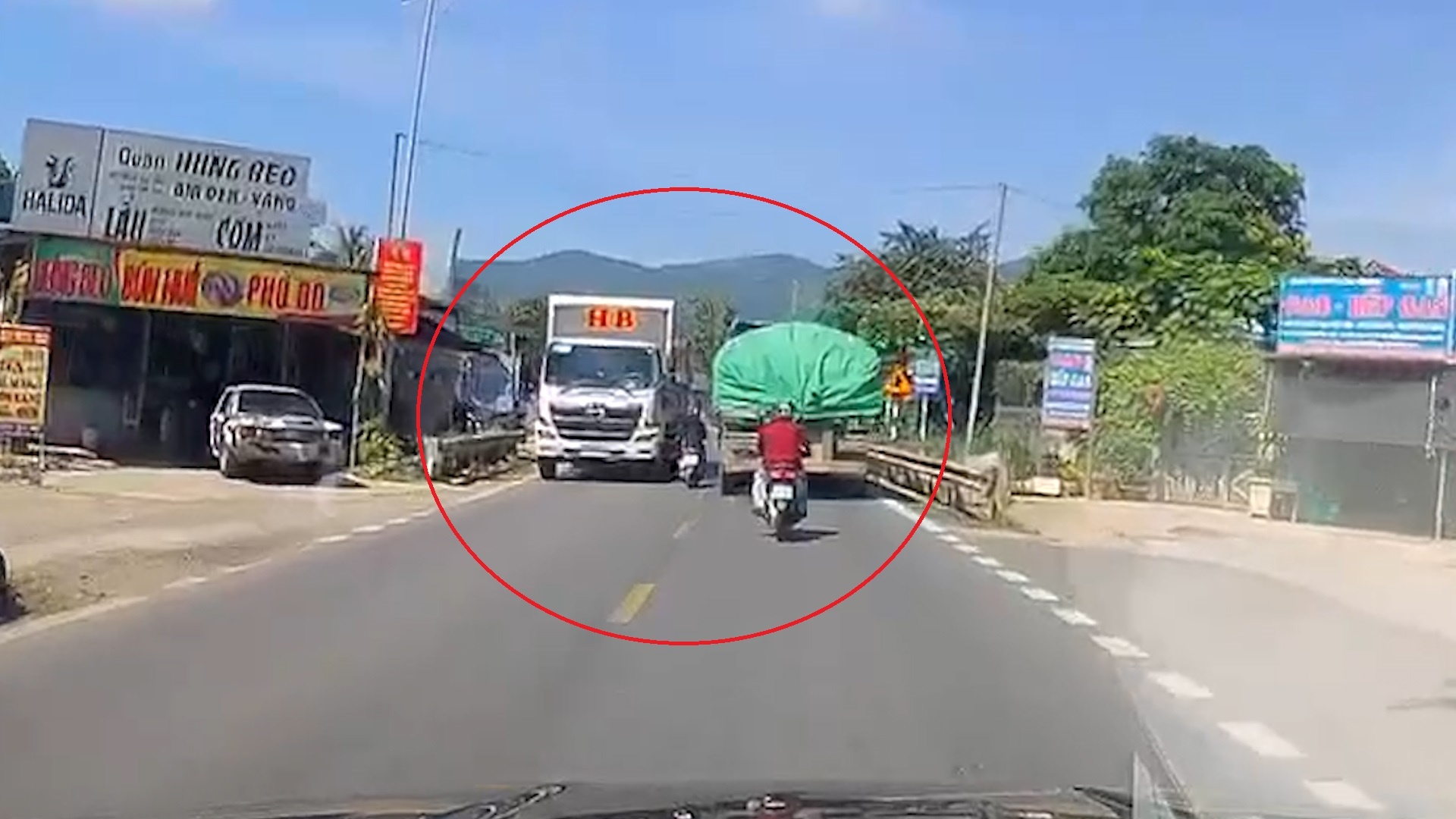 Nu tai xe xe may vuot au suyt bi xe tai dam hinh anh