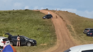 Tai xe quen keo phanh tay khien oto troi xuong doi dam vao xe khac hinh anh