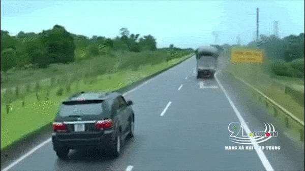 Xe tai cho bao bi lat tren cao toc hinh anh