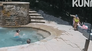 Nguoi phu nu chay thoat kip thoi khi nhanh cay roi xuong hinh anh