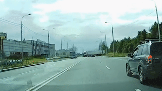 Oto dam thang vao container dang bang qua duong hinh anh