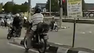 Xe may vuot den do gay tai nan lien hoan hinh anh