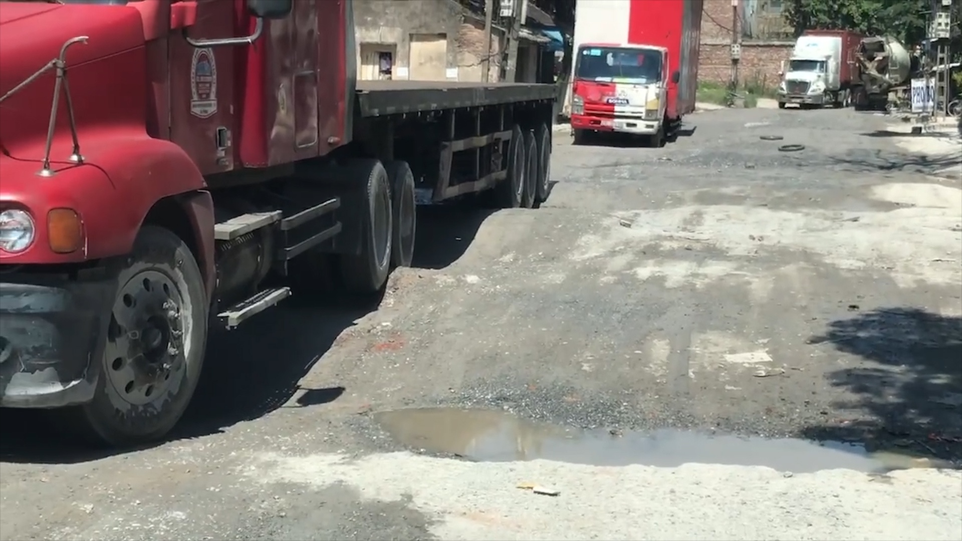 Xe container mac ket banh vi o ga tren duong hinh anh