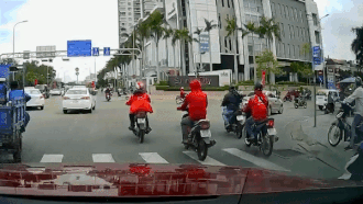 Ten cuop giat dien thoai giua nga tu o TP.HCM hinh anh